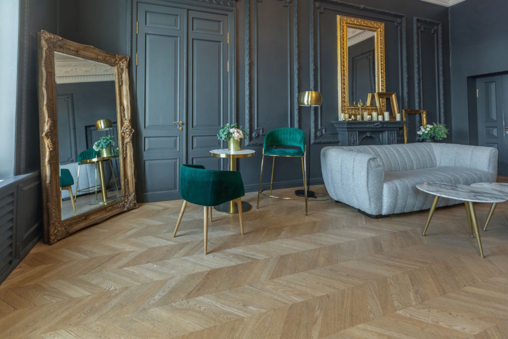Drewniany parkiet to nie tylko podłoga, ale również element dekoracyjny, który nadaje wnętrzu elegancji i nowoczesności