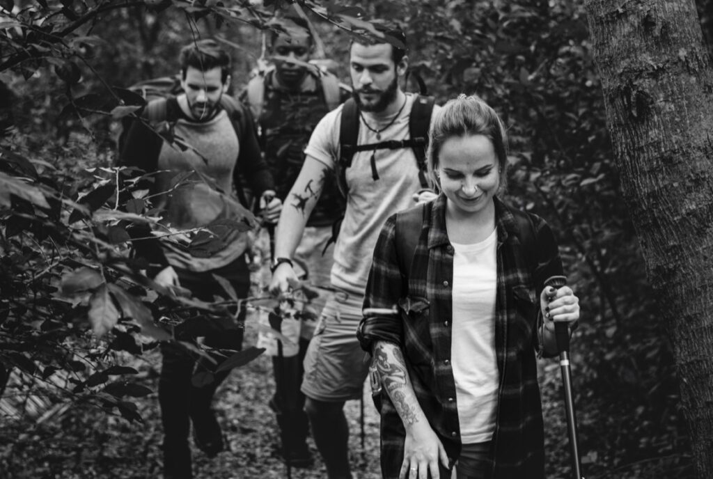 Tradycyjne wyjazdy integracyjne, często skupiające się na zabawie i relaksie, ewoluują w kierunku bardziej angażujących i edukacyjnych form